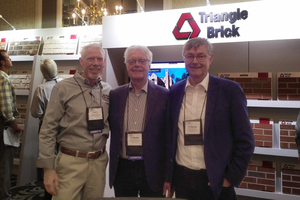  » Gary Freels, Triangle-Brick-Verkaufsdirektor Texas, Wilhelm Röben und Wilhelm-Renke Röben auf dem Brick Forum in Charlotte, North Carolina (v.l.n.r.) 