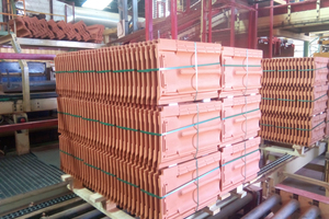  »3 Strapped roofing tiles on pallets 