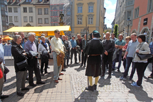  » Nach einem gemeinsamen Mittagessen erkundete die Gruppe bei einer Landsknecht-Führung die Altstadt 
