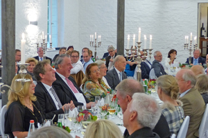  »5 At the gala evening in the coach house of Glienicke Castle, the audience listened attentively to the inaugural address given by the new President Stefan Jungk 
