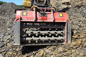  »6 Pre-crushing in a screening and crushing excavator bucket/Herford Lias Basin 