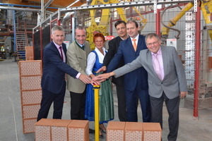  »1 Officially dedicating Schlagmann Poroton‘s fourth perlite filling system at company headquarters in Zeilarn: Johannes Edmüller, executive director of Schlagmann Poroton; Manfred Weber, MEP; Reserl Sem, state representative; Heinz Girgner, Zeilarn site manager; Michael Fahmüller, Rottal-Inn district administrator, and Werner Lechl, mayor of Zeilarn municipality (from left) 