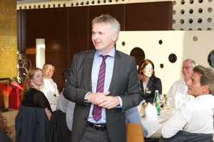  »2 Johannes Edmüller, Vorstandsvorsitzender Deutsche Poroton, begrüßt die Gäste zur Abendveranstaltung 