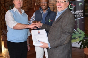  »1 Nico Mienie, technischer Leiter, und Musa Shangase, Präsident der CBA, nehmen die Ökobilanzstudie von Professor Piet Vosloo, Universität Pretoria, entgegen (v.l.n.r.) 
