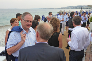  »2 The evening at the seaside provided ample opportunity for the European colleagues to discuss industry matters 