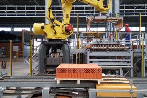  In the new “Red Guard” masonry brick plant, 16 di erent products are manufactured with state-of-the-art equipment 