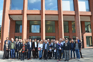  »1 Gruppenbild vor dem Empfangsgebäude Drägerwerk von Max Dudler Architekten (Berlin), das in diesem Jahr mit dem Sonderpreis Detail des Deutschen Ziegelpreises ausgezeichnet wurde 