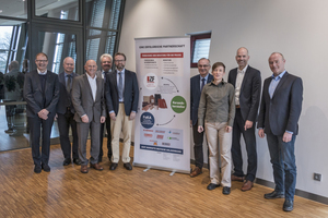  » Die Repräsentanten der Mitgliedsfirmen der Forschungsvereinigung: Jörn Böke (Refratechnic Ceramics), Dr. Stefan Vogt (Rotho), Gerhard Fischer (Händle), Eckhard Rimpel (IZF), Frank Appel (Lingl), Klaus Schülein  (Rehart-Petersen), Dr. Anne Tretau (IZF), Torsten Bärtels (Keller HCW), Christoph Hellmich (Hellmich) (v.l.n.r.) 