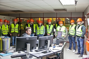  »6 Chief Production Operations Officer Alexander Schröder (centre) explained to the students how tunnel kiln firing works 
