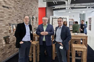  »4 Prof. Dr. W. Krcmar from Nuremberg Institute of Technology Georg Simon Ohm (centre) in conversation with Joachim Dörr, Refratechnik Ceramics, and Harald Gruber, Hans Lingl Anlagenbau und Verfahrenstechnik GmbH &amp; Co. KG (right) 