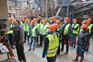  »7 The group touring the plant 