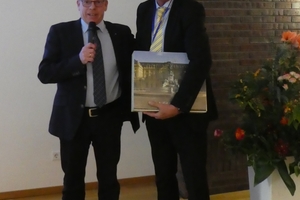  »2 Ralf Borrmann (left) bid farewell to Martin Roth, long-standing member of the WZL program advisory board 