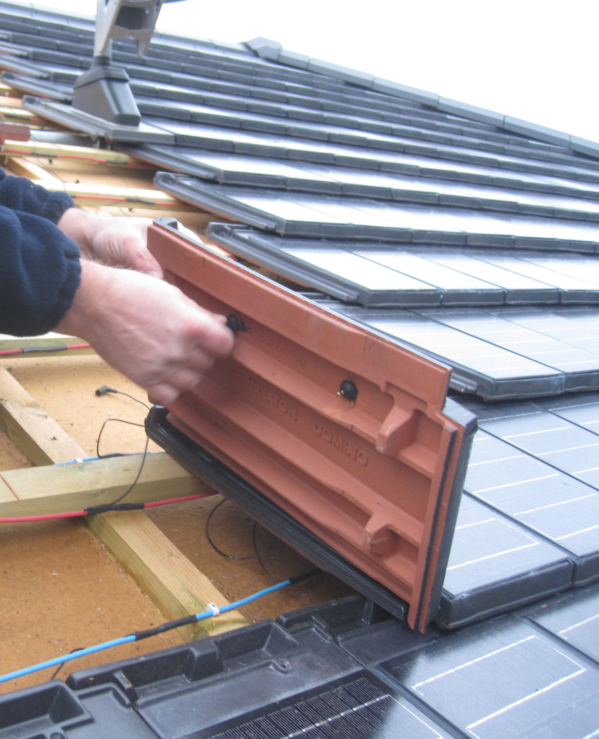 Autarq vertreibt Glattziegel Domino von Creaton mit Solarmodul - Ziegelindustrie International