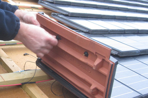  Die Solardachziegel lassen sich wie normale Dachziegel verlegen. Dabei werden diese einzeln durch geprüfte Steckverbindungen untereinander verbunden  