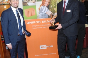  » Geschäftsführer Rudolf Bax (rechts) und Vertriebsleiter Roscoe Baptist mit dem Preis „Architects´ Darling“, mit dem der „Silvacor“-Mauerziegel ausgezeichnet worden ist 