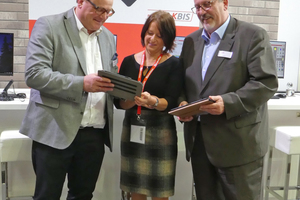  »2 Stefan Reichert (left) and Uwe Hartmann explain the new KBIS app to Zi-Editor Anett Fischer 