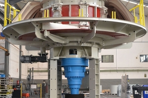  »4 Circular screen feeder during set-up with perforated plate casing/two spreaders spread the clay through the screens/the clay pressed through the screens lands in a collector tank (left to right)  