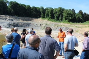  » Managing Director Jürgen Simon (centre) guided the group through the „Mehl“ pit in Nentershausen 