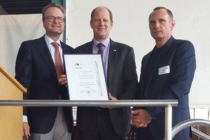  Oliver Stipar (Mitte) überreicht Frank Appel (links) und Hugo Schneider eine Urkunde zum Jubiläum (Foto: Lingl) 