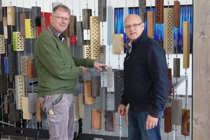  »1 Chief operating officer Marco Zanni, Janinhoff Klinkermanufaktur (left), showing Stefan Wego, Clayton Deutschland GmbH, Janinhoff‘s wide range of products in the company‘s own showroom 