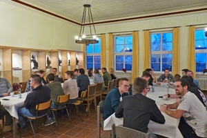  <div class="bildtext"><span class="bildnummer">»4 </span>During the lunch break, the students from the two universities were able to chat to each other</div> 