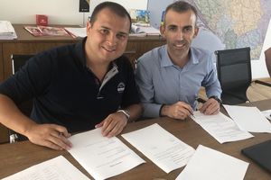  »1 Signing of the contract: Branko Spasojevic, Managing Director and owner of Univerzum, and Vladimir Grubacic, Managing Director of Bedeschi’s Heavy Clay Division (right) 