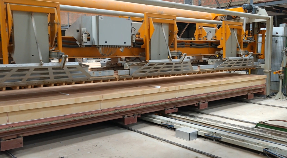 commissions kiln car cleaning machine at SPA Babahoum Group