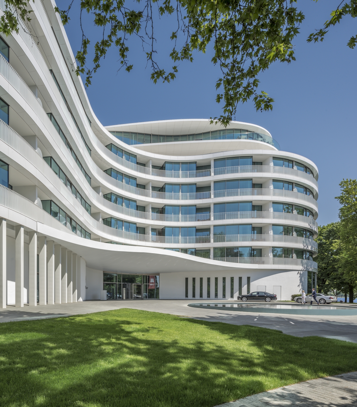 Weißer Solitär mit Alsterblick: Hotel „The Fontenay ...