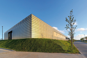  »2 An den Standorten Kiel und Burg bei Magdeburg produziert die Hans Laukien GmbH Bauelemente für Dach, Wand und Fassade  