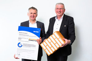  » Poroton CEO Johannes Edmüller, Managing Director Clemens Kuhlemann and the climate-neutral brick T7-P 