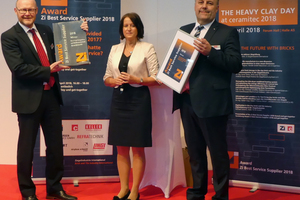  » Lingl, represented by Bernd Braun (left) and Karl Liedel (right), receives the award of “Zi Service Supplier 2018” from Zi editor Anett Fischer at ceramitec 2018 