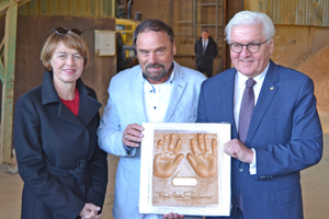  »3 Gerd Thellmann, Verein „Hands of Fame“ (Mitte), überreicht dem Bundespräsidenten im Beisein seiner Frau, Elke Büdenbender, eine Kopie der Originalplatte 