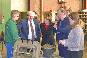  »2 Frank-Walter Steinmeier lässt sich von Azubi Timo Voss ein Mundstück erklären 