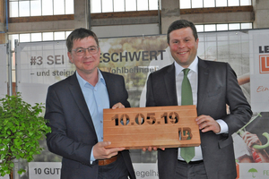  »1 Markus Graf, CSU chairman in Vilseck (at left), presents chief executive Thomas Bader with an engraved peripheral beam infill block 