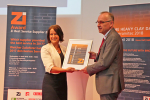  »1 Klaus Schülein, Rehart GmbH, is presented with the third-place award in the Zi Supplier Award 2018 by Anett Fischer, Zi Editor 