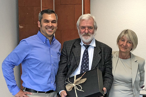  »3 Murray Rattana-Ngam, IZF board chairman (left), together with Institute Director Annette Ilg-Muhlack (right) bid farewell to Michael Ruppik, who has been director of the Institute in recent years 