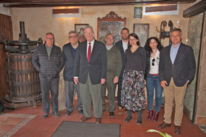  » Horst Heffter (third from left) is honoured by his Forgestal colleagues and Joan Noguera, the President of Forgestal, (second from left) 