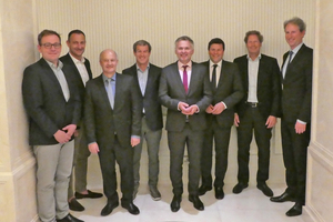  »5 Der neue Vorstand des Bayerischen Ziegelindustrieverbandes mit seinem Präsidenten Johannes Edmüller (vierter von rechts) und Yves Knoll (rechts) 