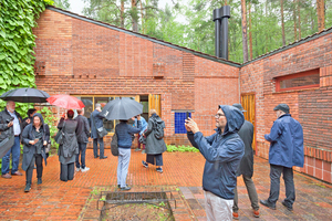  » Ein Regenschauer brachte die experimentellen Ziegelfassaden von Alvar Aaltos Ferienhaus auf der Insel Muuratsalo zum Leuchten 