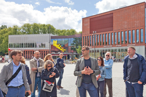  » Jussi Palva (Mitte) von Verstas Architects aus Helsinki stellt das Väre-Gebäude im Otaniemi Campus in Espoo/Helsinki persönlich vor 