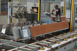  »2 The brick shutter box is assembled lying on its back. Here, it is being turned 180 degrees for transport. In longer boxes, additional structural steel is inserted in the top groove at this station 