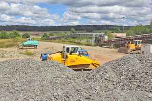  »11 View into a banded clay pit from the Saalian complex with drying raw material in the foreground/Hoher Fläming 