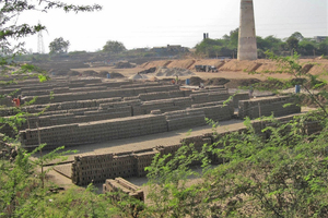  »5 Traditional brickmaking with recent alluvial clay at Surat/India 