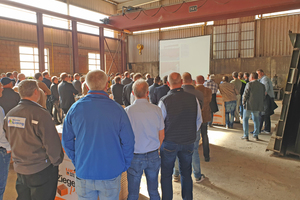  »3 The guests following Dr. Dieter Figge’s lecture on prefabricated brickwork construction 