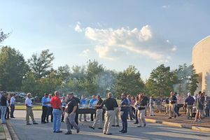  »3 The steak cookout offered attendees an opportunity to „talk bricks“ over the barbecue 