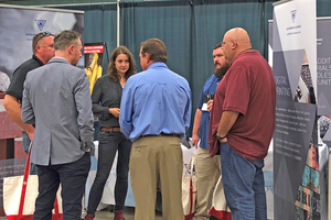  »5 Claudia Istel (third from left) explained digital printing to interested brickmakers 