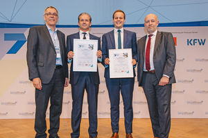  »1 Andreas Kuhlmann, dena CEO (right) and Ole Møller-Jensen, jury member (right) with the award-winners Christian Gottfried, Adolf Gottfried Tonwerke GmbH (2nd from left), and Markus Lintl, Orcan Energy AG (2nd from right) 