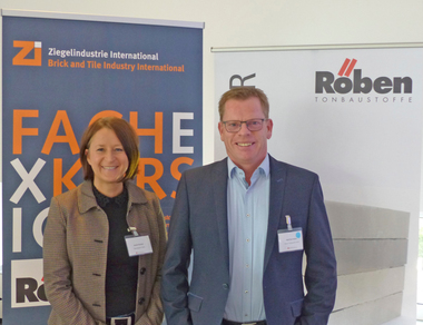  <div class="bildtext"><span class="bildnummer">»5</span> Zi Editor Anett Hümmer (left) thanked Ralf Borrmann for the excellent support</div> 