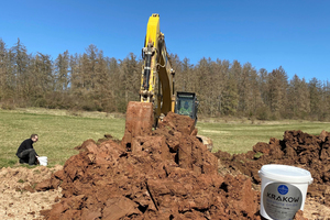  »8b Overlying horizon at dolomite quarry: Quick insight into the underground and recovery of large sample quantities, red saliferous clay, soil classes 3 to 4 in accordance with DIN 18300, final depth 5 m (Lower Saxony) 