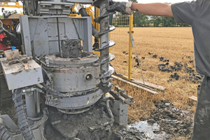  »4a The drilling auger loosens the drilled material at the end of the spiral with a cutting edge: Lauenburg clay, soil class 4 in accordance with DIN 18300, drilling diameter 270 mm, final depth 30 m (Lower Saxony) 